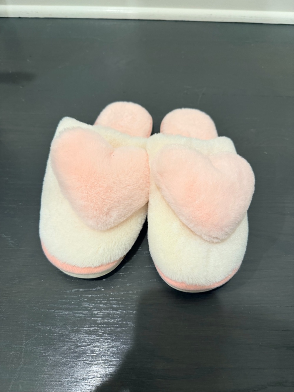 Jac Parker heart fluffy slippers - size 8-9